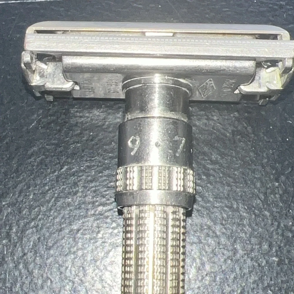 Vintage 1962 Gillette Slim Adjustable 1-9  DE Safety Razor H4 2 Razors Included
